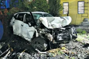दादर में तेज रफ्तार कार पेड़ से टकराई, 2 की मौत, 3 घायल
