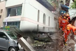 मुंबई में आफत की बारिश, बिल्डिंग की पहली मंजिल धंसने से फंसे बुजुर्ग दंपति