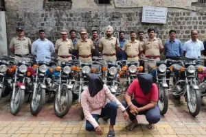 पुणे के विश्रामबाग पुलिस ने दो चोरों द्वारा चोरी की गई 17 Yamaha RX100 बाइक बरामद की. जब्त बाइक की कीमत साढ़े चार लाख रुपये
