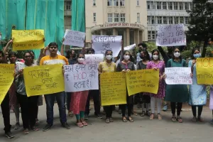 मुंबई के जेजे अस्पताल में रेजिडेंट डॉक्टरों की हड़ताल जारी, मरीजों की मुश्किलें बढ़ीं