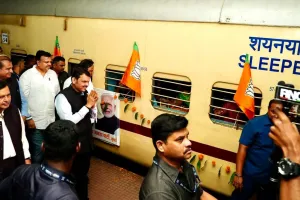 गणेश चतुर्थी के मौके पर महाराष्ट्र में शुरू हुई नमो एक्स्प्रेस स्पेशल ट्रेन, देवेंद्र फडणवीस ने दिखाई हरी झंडी  