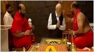 महाराष्ट्र के शिरडी पहुंचे प्रधानमंत्री मोदी... साईं बाबा समाधि मंदिर में की पूजा