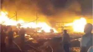 मुंबई के भायखला इलाके में दुकान में लगी आग... बगल की इमारत से पांच लोगों को बचाया गया