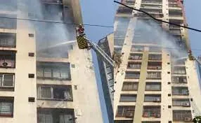 मुंबई के ग्रांट रोड इलाके में बहुमंजिला इमारत में लगी आग... फंसे लोगों को सुरक्षित निकाला गया