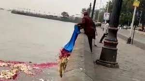गेटवे ऑफ इंडिया पर समुद्र में फेंका कचरा... BMC ने आरोपी पर लगाया 10,000 जुर्माना !