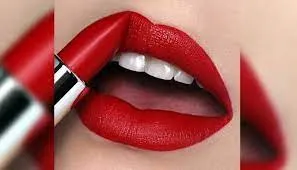 लाल लिपस्टिक ने उड़ा दिए मुंबई की डॉक्टर के होश... अकाउंट से गायब 100000 रुपये 