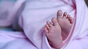 मुंबई के कुर्ला इलाके में महिला ने सड़क पर बच्चे को दिया जन्म... पुलिस ने दोनों को अस्पताल में कराया भर्ती