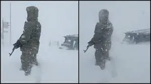 जम्मू-कश्मीर में भारी बर्फबारी के बीच 4,000 फीट की ऊंचाई पर भारतीय सेना के जवानों ने मनाई दिवाली... 
