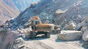 किन्नौर जिले में नेशनल हाईवे पांच पर तीसरे दिन भी यातायात के लिए अवरूद्ध... पहाड़ी से लगातार हो रहा भूस्खलन