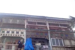 माहिम पुलिस ने काशीनाथ बिल्डिंग के मकान मालिक नसीम कुरैशी और रहमतुल्ला मुखरी पर धोखाधड़ी का मामला दर्ज किया