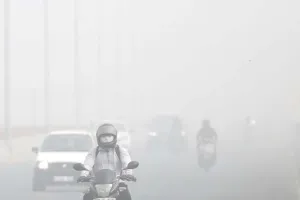 सरकार मुंबई में प्रदूषण की बीमारी को रोकने में असफल है तो इसे मेडिकल इमरजेंसी क्यों नहीं घोषित कर देती है? विपक्ष हुआ आक्रामक