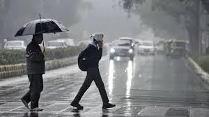 महाराष्ट्र समेत गुजरात में तेज गरज के साथ बारिश