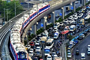 मुंबई में ट्रैफिक समस्या को दूर करने में असफल मेट्रो... लोकल से सफर करना पसंद करते हैं लोग