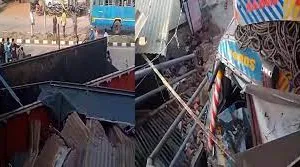 गढ़चिरौली में संतुलन बिगड़ने से ट्रक अनियंत्रित होकर सीधे होंडा शोरूम में घुस गया और भयानक हादसा हो गया... सौभाग्य से, कोई हताहत नहीं हुआ