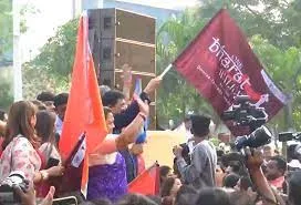 मुंबई में 'वन भारत साड़ी वॉकथॉन' को केंद्रीय मंत्री पीयूष गोयल ने झंडी दिखाकर किया रवाना