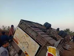 महाराष्ट्र के रायगढ़ में बस पलटने से बड़ा हादसा...  2 यात्रियों की मौत, 50 से ज्यादा घायल