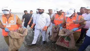 मुख्यमंत्री एकनाथ शिंदे द्वारा जुहू बीच पर सफाई