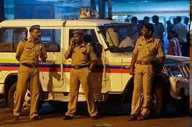 धोखाधड़ी के मामले में मुंबई पुलिस की आर्थिक अपराध शाखा ने बिल्डर के परिसरों में ली तलाशी... 