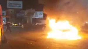 पुणे शहर में CNG से चलने वाली कार में लगी आग...