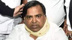 सपा नेता व पूर्व मंत्री गायत्री प्रजापति के मुंबई स्थित ठिकानों पर ED की छापेमारी...  6 फ्लैट हुए सीज