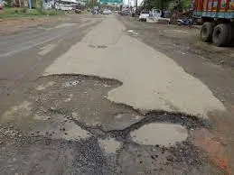 कुर्ला के बुल बाजार इलाके में वाडिया कॉलोनी रोड खराब हालत में... तत्काल मरम्मत की की जा रही है मांग !