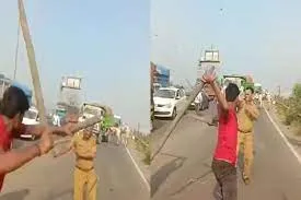 ट्रक ड्राइवरों का पुलिसकर्मी पर हमला; महाराष्ट्र में प्रदर्शनकारी ट्रक ड्राइवरों ने पुलिसकर्मी पर किया हमला, दौड़ा-दौड़ा कर लाठी-डंडों से पीटा