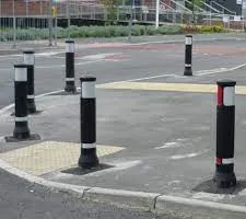 अंधेरी कुर्ला मार्ग फुटपाथ पर बोलार्ड...  परेशानी का सबब