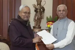 नीतीश कुमार एक बार फिर राजभवन पहुंचे और एनडीए गठबंधन के विधायकों का समर्थन पत्र राज्यपाल कौ सौंपा