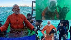 समुद्र के भीतर ध्यान मुद्रा में बैठे नजर आए PM मोदी...  भगवा कुर्ता, सिर पर नेवी टोपी 