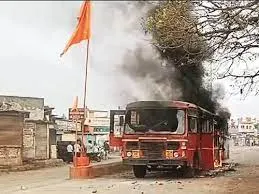 जालना में मराठा आंदोलन कारियों ने बस जलाई... महाराष्ट्र के तीन जिलों में इंटरनेट सस्पेंड 