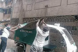 मुंबई के झोपड़ पट्टी इलाको के संकरी गालियों में कचरे उठाने के लिए ई रिक्शा का उपयोग...