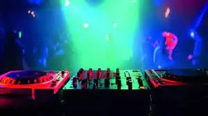 कांदिवली पूर्व में क्लब मालिकों पर बिना लाइसेंस के बजाए बॉलीवुड के गाने...  कॉपीराइट मामला दर्ज