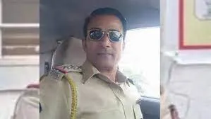 नासिक के अंबाद पुलिस स्टेशन में पुलिसकर्मी अशोक नाजन ने खुद को मारी गोली