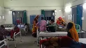 महाराष्ट्र के नांदेड़ में धार्मिक कार्यक्रम में खाना खाने के बाद 2000 लोग बीमार...  फूड पॉइजनिंग से पीड़ित