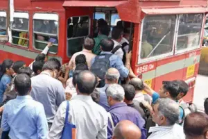 मुंबई वालों की लोकल के बाद दूसरी लाइफ लाइन बेस्ट की बसें...  बढ़ रहा यात्रियों का इंतजार