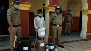 डोंबिवली इलाके में मानपाड़ा पुलिस ने अवैध शराब भट्ठी का किया भंडाफोड़ !