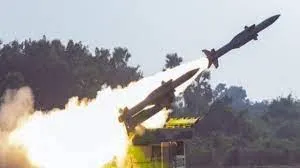 भारत में बनी आकाश मिसाइल वायु रक्षा प्रणाली... दुश्मनों के छक्के छुड़ाने में है सक्षम