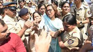 पुलिस की अनुमति के बिना विरोध प्रदर्शन करने के आरोप में वर्षा गायकवाड़ और कुणाल राउत के खिलाफ मामला दर्ज