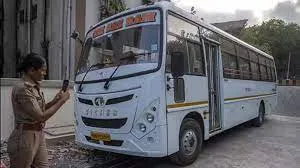 परेल के जीडी अंबेडकर मार्ग पर स्कूल बस ने पिता और उसके 19 वर्षीय बेटे को कुचला...  मौत !