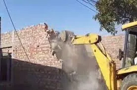 धारावी में मनपा की अवैध निर्माण पर कार्रवाई ...
