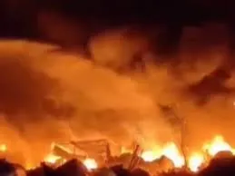 डोंबिवली के गोलवली में 40 कबाड़ दुकानें आग में जलकर खाक... कोई हताहत नहीं