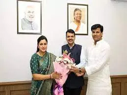 भाजपा की लोकसभा उम्मीदवार नवनीत राणा ने अपने पति रवि राणा के साथ उपमुख्यमंत्री देवेंद्र फड़नवीस से की मुलाकात 