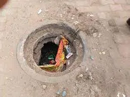 वसई-विरार में सीवर के ढक्कन खुले और टूटे ...  नालासोपारा के रहमत नगर में नालों में फंसकर महिला घायल