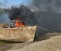 वसई विरार तट पर रेत माफिया सक्रिय... भरारी दस्ते की कार्रवाई, 4 नावें नष्ट