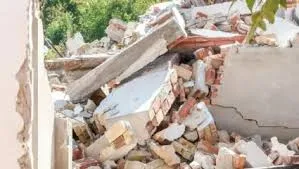 दक्षिण मुंबई में इमारत का एक हिस्सा गिरने से 3 लोग घायल