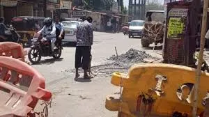 डोंबिवली पश्चिम के गणेश नगर में 15 दिन पहले बनी कंक्रीट सड़क में तोड़फोड़ से नागरिकों में गुस्सा