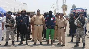 सोमालिया तट से पकड़कर भारत लाए गए नौ समुद्री लुटेरों को मुंबई पुलिस ने किया गिरफ्तार