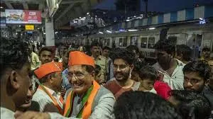 केंद्रीय मंत्री पीयूष गोयल ने यात्रियों को लुभाया... मुंबई मेट्रो अमेरिका से कम नहीं