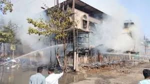 नालासोपारा में गैस रिसाव से लगी आग...  तीन घायल
