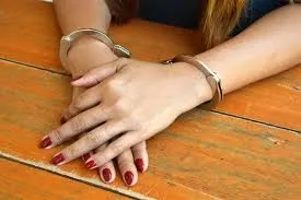  अपने दो बच्चों को मौत के घाट उतारने के आरोप में महिला गिरफ्तार